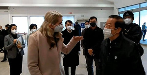 要小心！謝長廷PO圖談包機 網友秒速抓包： 口罩沒戴好