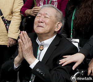 現場直擊>蔡英文頒發回復名譽證書 228受難者家屬向英靈獻花致敬
