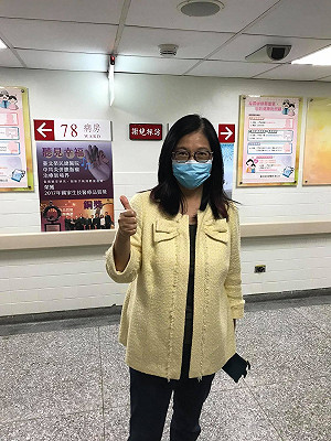 管媽吃閉門羹好開心 探病被趕反給醫護「讚！」