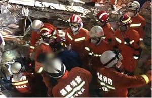 (影)欣佳酒店搜救關鍵期 救出卡了52小時的母子倆