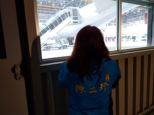 武漢包機》睽違53天終返國！ 陳玉珍貼背影照迎接返國台人