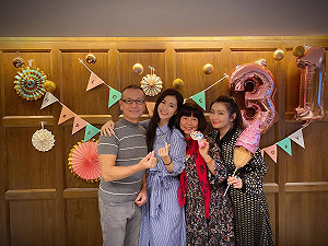真人版童話故事！Selina曬43年前喜帖曝爸媽好感情