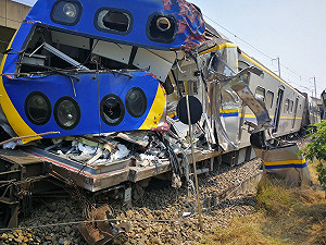 (影) 撞擊瞬間曝光! 高雄火車撞聯結車 車頭都撞爛 4人受傷