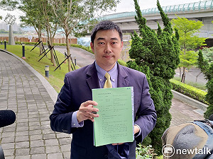 葉慶元護航陳以信送花事件 蔡正元酸 : 他可以向蘇貞昌單膝下跪