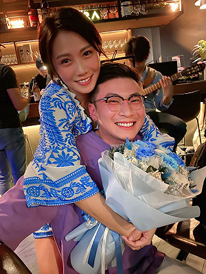 大牙打破不婚主義！520與小7歲男友登記結婚