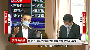 北車大廳擬禁席地而坐？交通部：會重新規劃不會永久關閉
