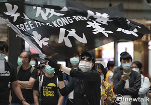 現場直擊》港人港生北車快閃抗議中國的「港版國安法」