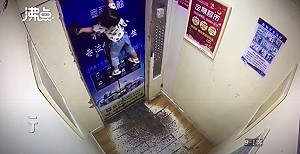 (影) 恐怖! 「遛小孩神器」遭電梯門夾住 兩歲女童被拉上懸空百秒險釀不幸