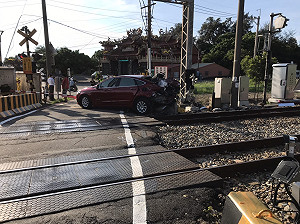 小客車闖平交道遭撞！竹南=香山列車延誤 預計19時恢復