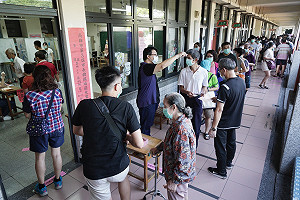 現場直擊》罷韓投票 選民擠爆投票所 阿嬤清晨六點就來排隊