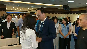 (影)靈堂弔唁許崑源 朱立倫：國民黨要撕掉民進黨貼的親中標籤