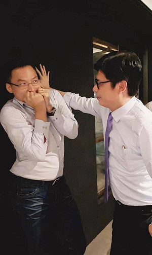 「人生第一次被壁咚，就獻給了邁邁」 黃文益PO出被陳其邁「壁咚」逗趣畫面