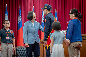 李承翰姊夫獲全國模範警察 蔡英文拍肩：多照顧岳母