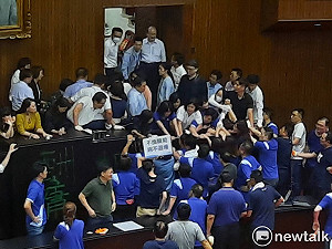 現場直擊》國民黨團佔領立院 藍綠雙方爆衝突