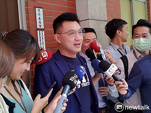 江啟臣合影黃之鋒竟得確認「非港獨」 王丹：還沒統一呢好嗎！