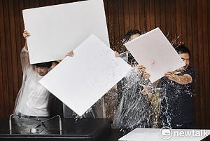 現場直擊》立院火爆衝突 國民黨立委踹圈票處、丟水球杯葛