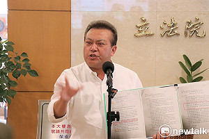 蘇震清涉捲入SOGO案 親綠粉專籲立即請辭：收賄就是垃圾
