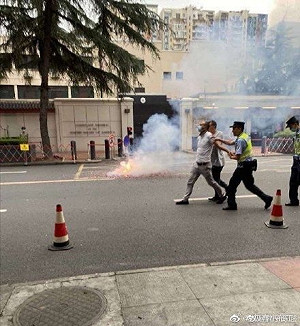 (影)辦婚禮？送瘟神？中國關閉美國駐成都領事館 民眾放鞭炮慶祝