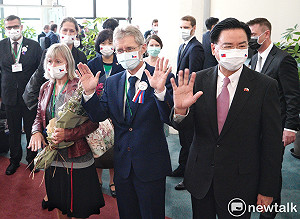 現場直擊》捷克參院議長韋德齊率團抵桃機 感謝台灣贈送口罩情誼