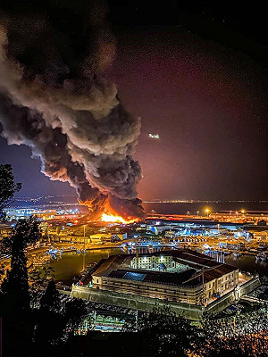 貝魯特巨型蕈狀雲翻版? 義大利港口竄天烈焰大爆炸