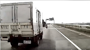 貨車駕駛逼車撞翻重機反嗆不讓路 上百位重機車友出征水產行
