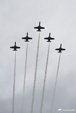現場直擊》F-16V等國軍軍機總統府衝場 戰機巨大聲響場面震撼