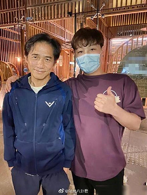 歲月是一把殺「神」刀！昔日男神梁朝偉驚現「老態」