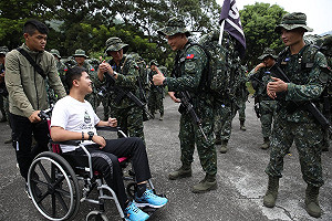 「鋼鐵傘兵」秦良丰咬牙復健驚喜現身 同袍直呼真「勇猛頑強」