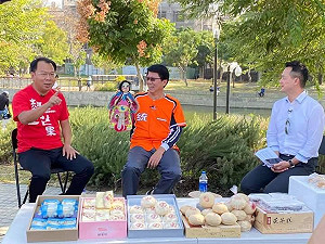 謝龍介服輸跳溪 跳完與謝志忠吃當地糕點名產
