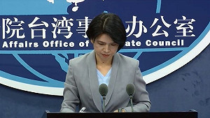 被問兩岸戰爭 中共發言人腦袋卡30秒 他笑 : 機器人當機了!