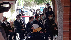 長榮女大生雙親今早離台 父緊抱骨灰 一旁母親淚流不止