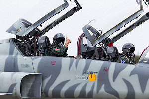 F-5戰機首飛！空軍司令熊厚基同乘：以實際行動提振軍心