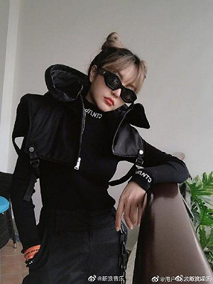 周揚青「沒脖子」求安慰 親媽狠回：穿得像小丑似的
