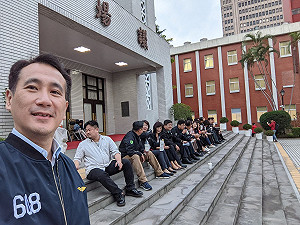 民進黨立委反攻議場先吃早餐 一開門搶攻立院4據點
