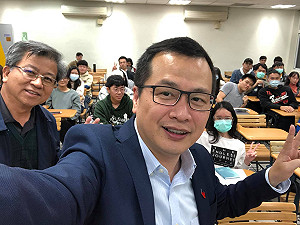 羅智強「懸崖勒豬」發酵 綠委蔡適應臉書遭灌爆