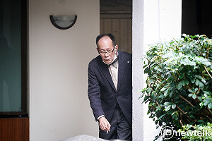獨家直擊》陳超明現身立院院區和友人交談抽菸 見媒體拍攝流露驚訝眼神