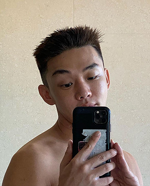 劉亞仁疑出櫃！男密友摸臉照隔空傳情