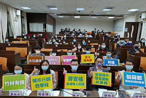 中山大學打造品牌公關就業力 學子為賣蒜仿冰桶挑戰吃台蒜