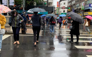 鋒面通過雨彈狂炸! 18縣市「大雨特報」強風齊發最新警戒熱區出爐