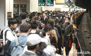 端午節狂售52.8萬張車票！台灣高鐵：搭車前先查「車站人潮資訊」燈號