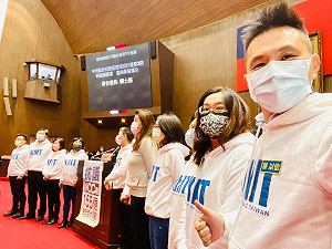 陳以信秀出國民黨新戰服 藍委一字排開抗議NCC圖利財團
