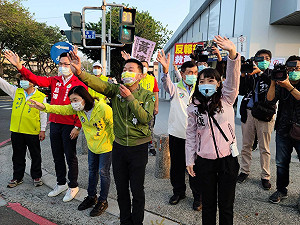 許智傑偕同綠營議員上街挺黃捷 宣傳反罷免讓高雄回歸民主