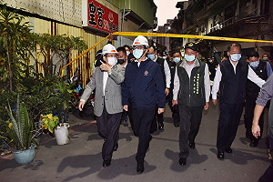 高雄舊戲院外牆倒塌塌無傷亡 陳其邁現場坐鎮指示妥善安置市民