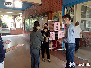罷捷投票民眾踴躍現排隊人潮 特定方群聚票所外遭勸離