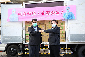 潘孟安送暖2卡車物資撐桃園、挺醫護 展現與鄭文燦兄弟情義