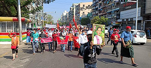 劇烈激化! 緬甸軍方首派裝甲車上街頭、全國3度斷網 多國籲避免暴力制裁