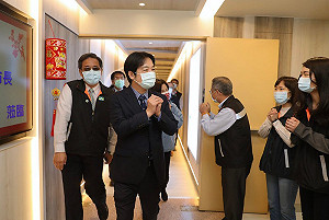 賴清德慰勉南區交控中心 贈葉黃素：眼力好 交通掌握更精準