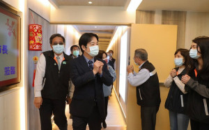 賴清德慰勉南區交控中心 贈葉黃素：眼力好 交通掌握更精準