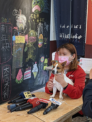 (影)「狗界寒單爺」咬鞭炮噴火爆紅惹議 藍營:陳柏惟觀念錯誤應道歉