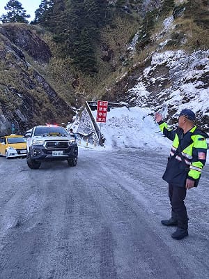 合歡山降冰霰成雪白世界！武嶺以上路段限掛雪鏈通行